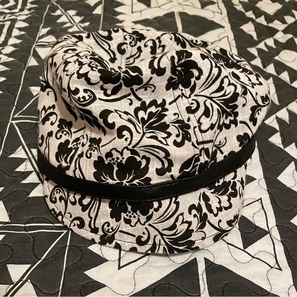 DELUX NEWSBOY FLOWERY CAP